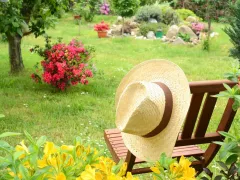 Минимальный уход за садом: где можно лениться, а где нельзя