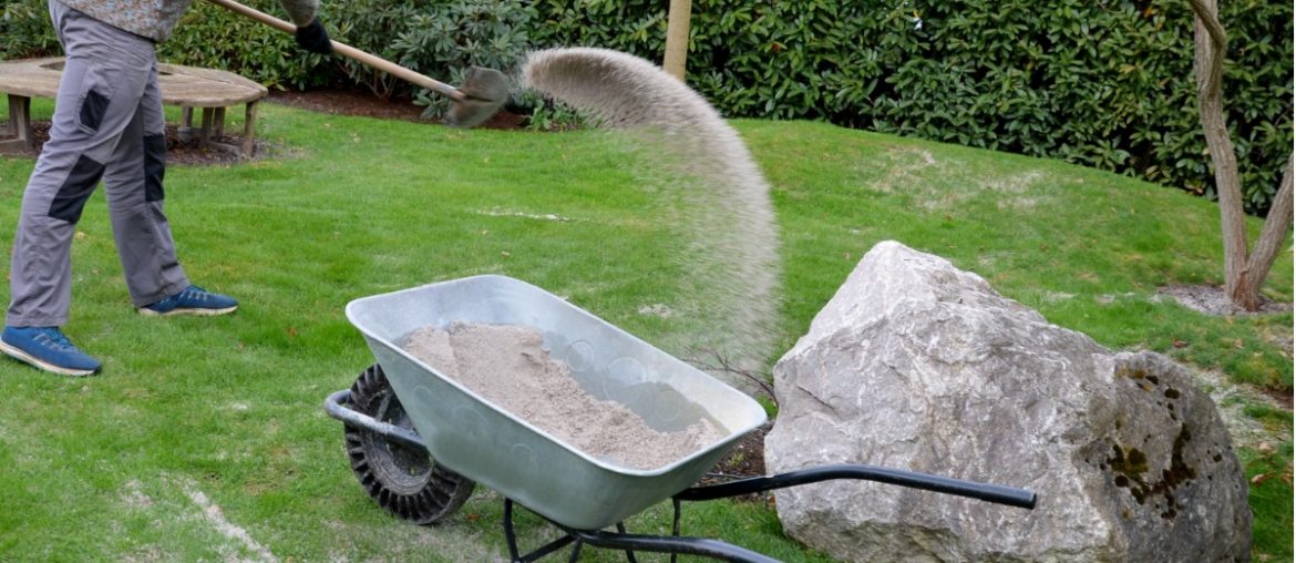 Зачем посыпать газон песком